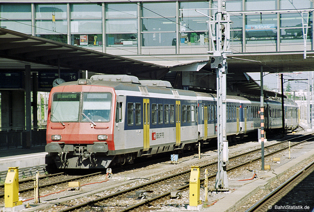 Ein NPZ der Baureihe RBDe 4/4 560 am 24.06.06 als S3 nach Olten in Basel SBB