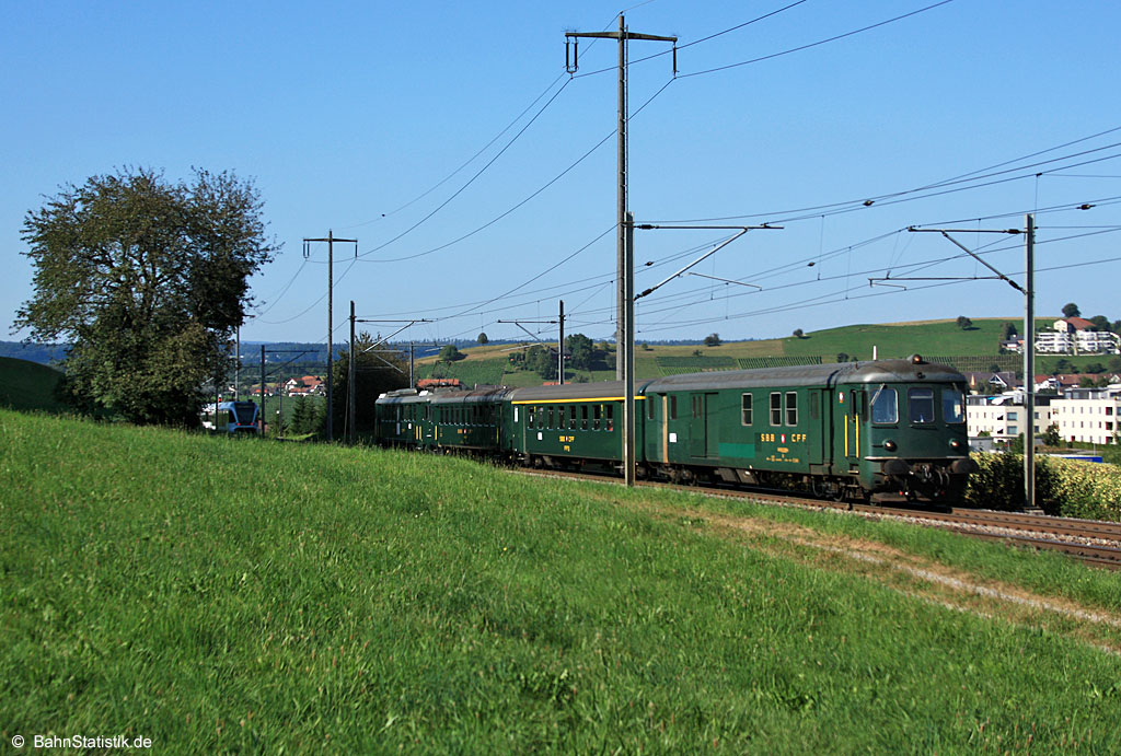 Badezug (Koblenz – Zürich HB) – geschoben vom Triebwagen RBe 4/4 1405 – hier am 23.08.2009 nahe Seglingen