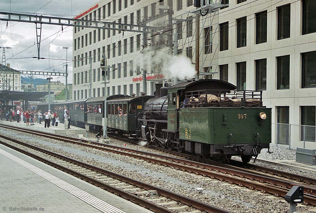 Lok 107 »Albula« am 25.05.08 mit einem Extrazug nach Untervaz bei der Ausfahrt aus Chur