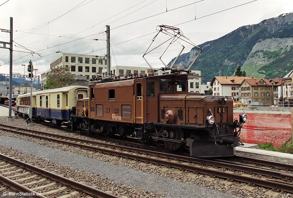 Das »rhätische Krokodil« ist am 25.05.08 mit dem »Alpine Classic Pullman Express« nach Untervaz bei der Ausfahrt aus Chur