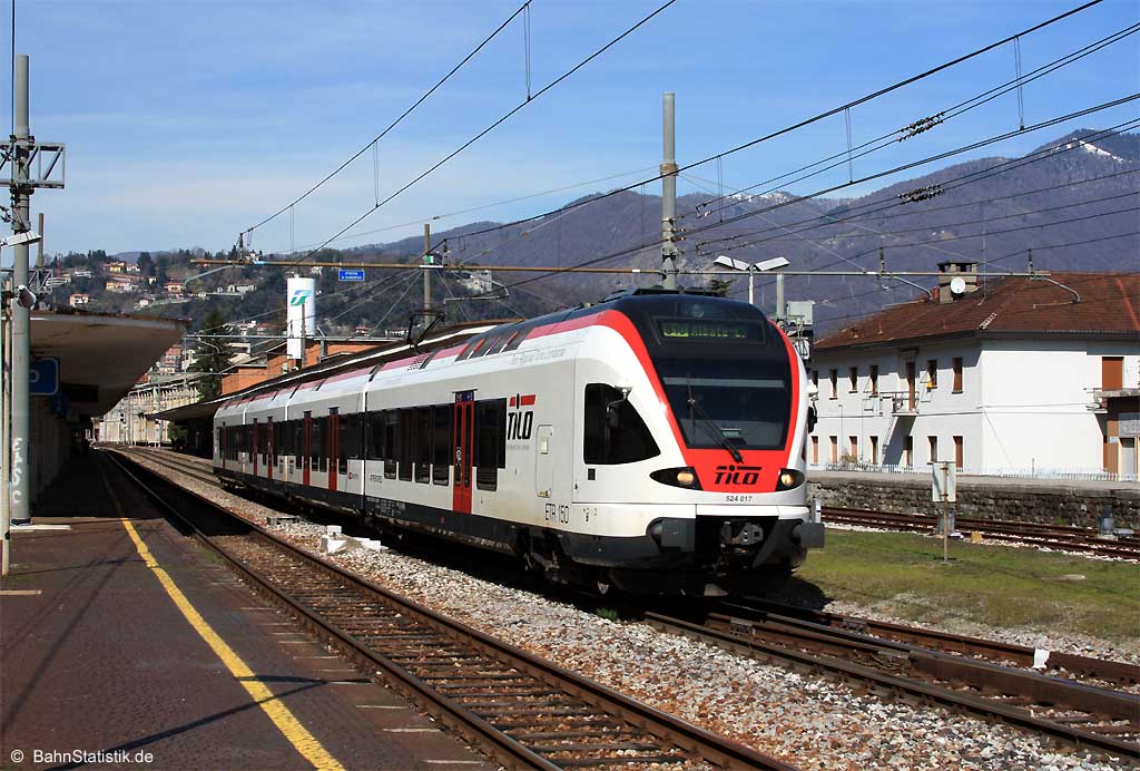 Der FLIRT-TILO ETR 150.017 am 21.03.13 als R bei der Ausfahrt aus Como San Giovanni