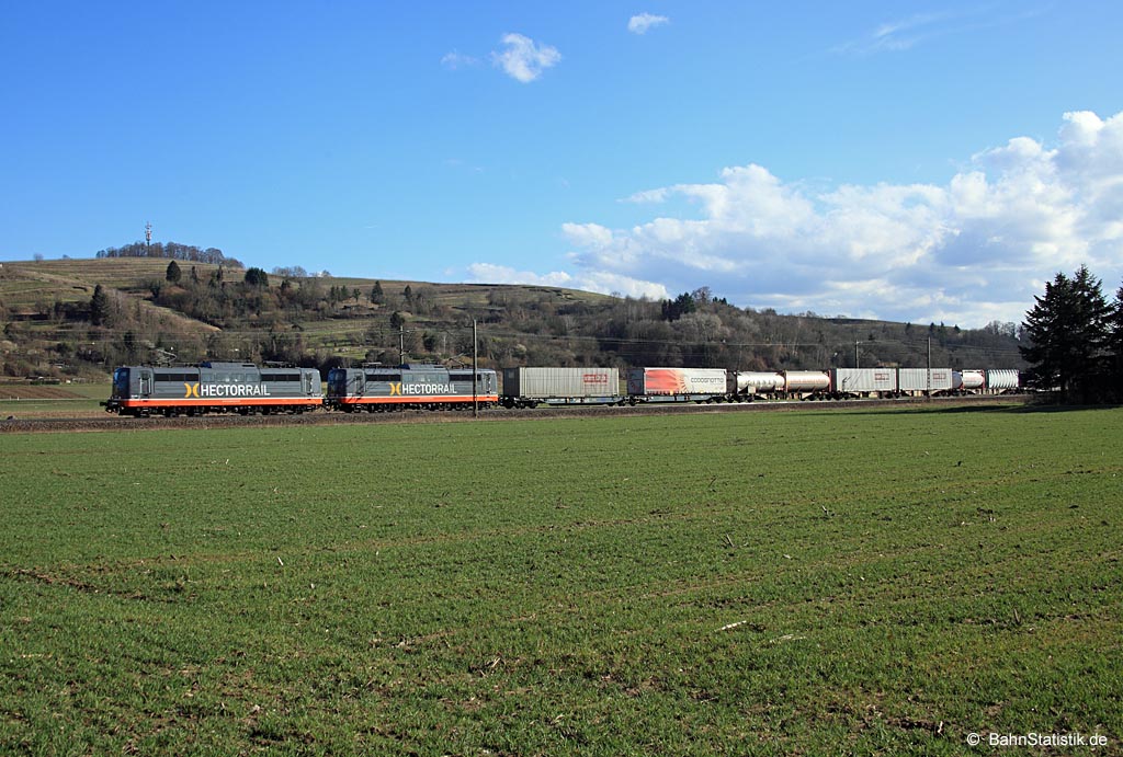 162.006 (ex 151 066-6 DB) namens »Hauser« und 162.004 (ex 151 057-7 DB) namens »Fitzcarraldo« der Hectorrail am 14.03.18 mit einem Containerzug gen Norden auf der Rheintalbahn nahe Lahr (Schwarzw)