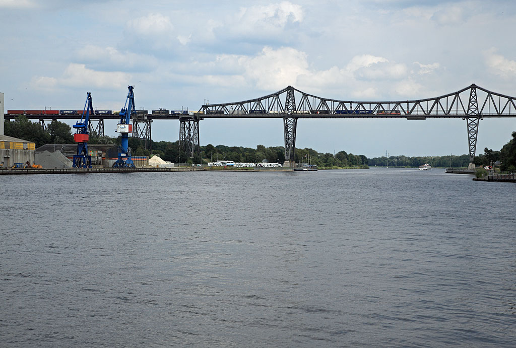 Eine unbekannt gebliebene 241 der Hector Rail am 12.08.21 mit einem Güterzug Richtung Hamburg auf der Rendsburger Hochbrücke