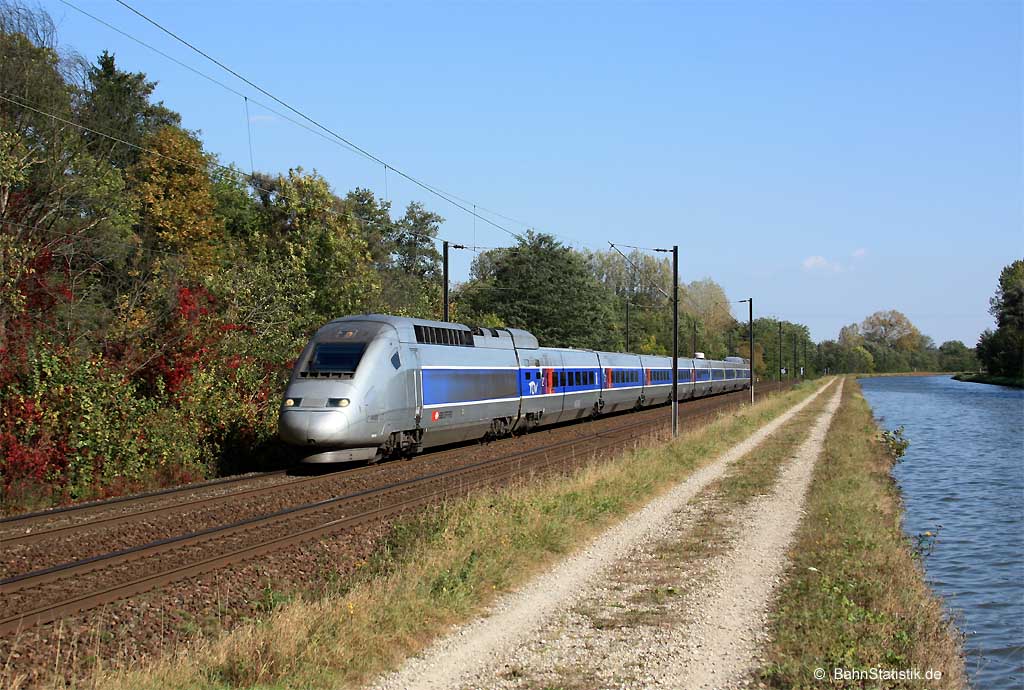 TGV-POS 4406 (Dépôt Technicentre Est-Europeen) ist am 04.10.11 als TGV 9574 (Stuttgart Hbf – Paris Est) am Canal de la Marne au Rhin bei Steinbourg unterwegs