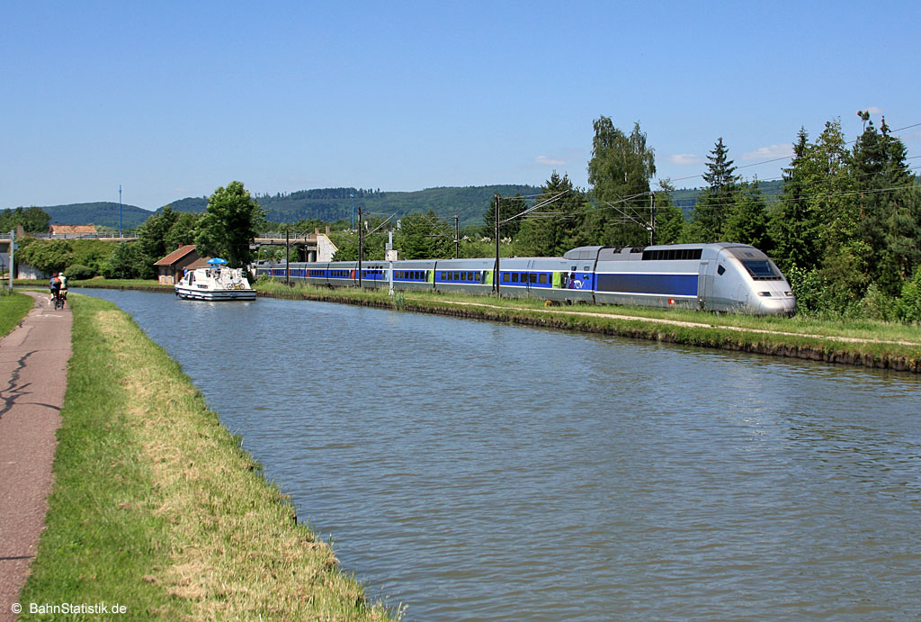 TGV-POS 4406 am 17.06.10 als TGV 9215 (Paris Est – Zürich HB) am Canal de Marne au Rhin bei Steinbourg