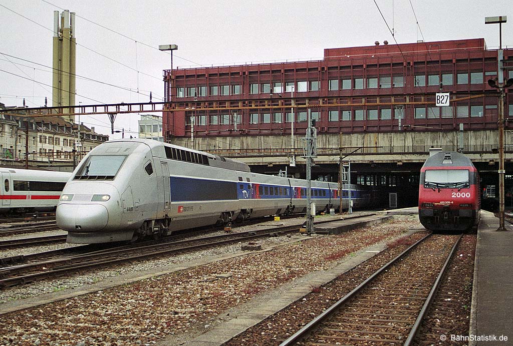 Der von der SBB beschaffte TGV-Lyria 4406 (384 011) am 15.06.08 als TGV 9211/9221 von Paris Est nach Zürich HB bzw. Chur bei der Ausfahrt aus Basel SBB